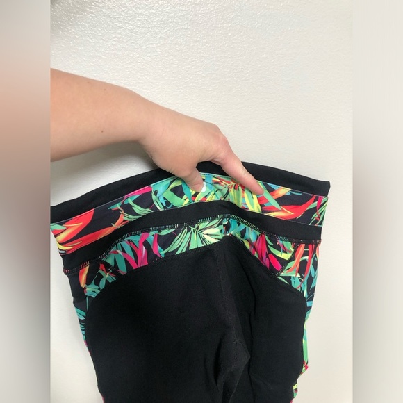 Fabletics Women’s S Camacan Black Stretch Capri Tropical Forest Print Leggings - Picture 9 of 10